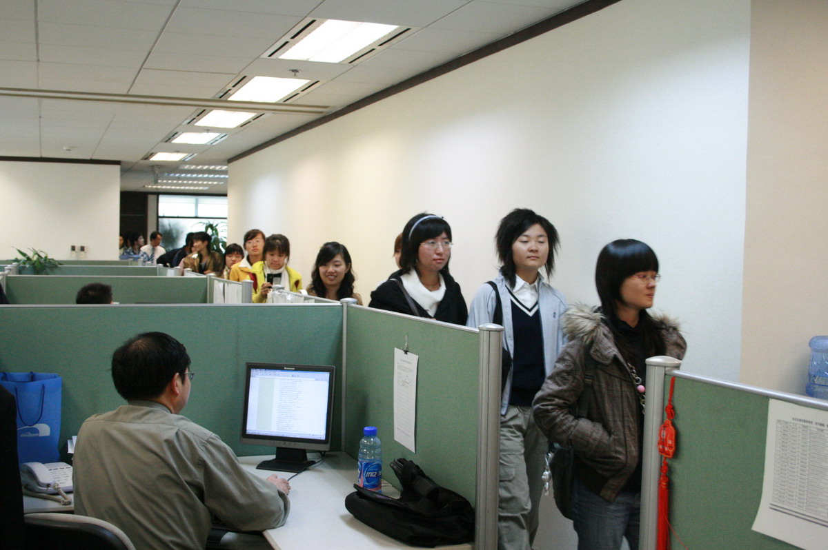 中国政法大学的同学正在参观我所律师工作区
